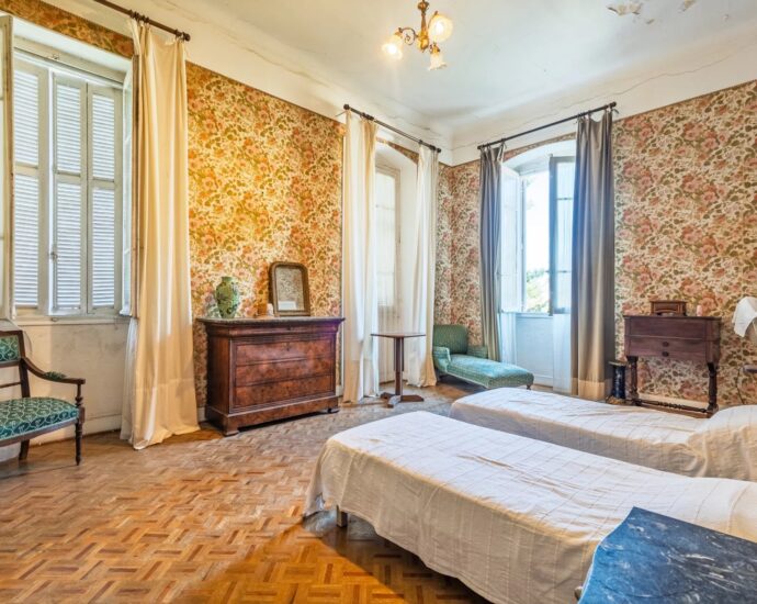 L’Île-Rousse, Town Centre, Manor House to renovate, 10 Bedrooms, Sea view, Walking distance to the beach