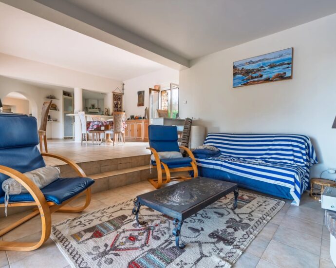 Marine de Davia, 4-bedroom villa with sea view, 100 metres from the beach