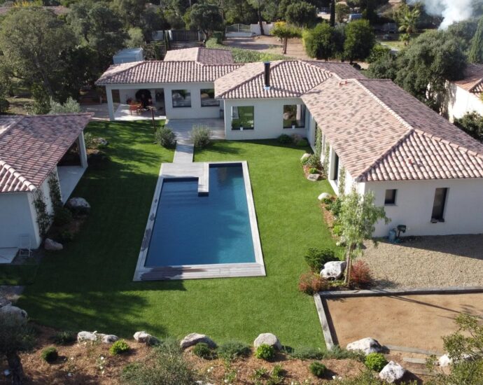 Lecci, Villa contemporaine de plain-pied, vue dégagée, piscine, spa, proche plage