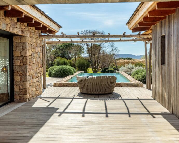 Plage de Cala Rossa, Villa 6 chambres, pied dans l&rsquo;eau, piscine, vue mer, plage à pied