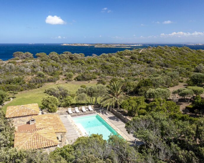 Bonifacio, Piantarella, Panoramic sea view property, 5 bedrooms, heated pool, close to the beach