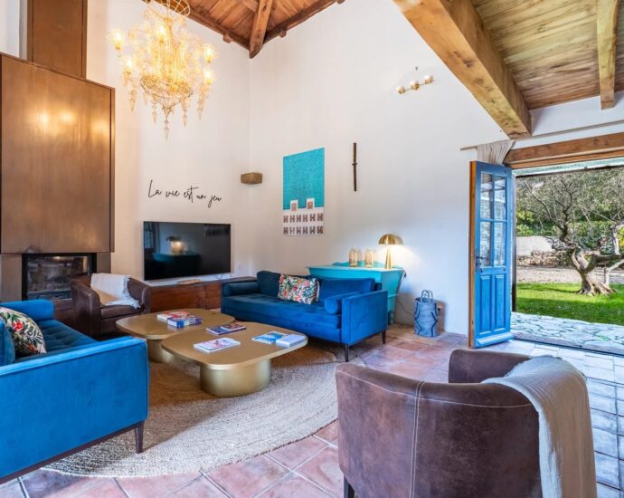 Saint-Florent, villa en pierres, 5 chambres, parc arboré avec piscine, proche plage