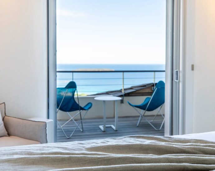 Palombaggia, villa 7 bedrooms, service room, swimming pool, panoramic sea view, beach on foot