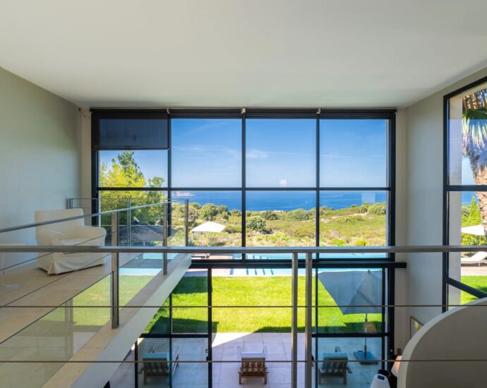 Baie de Calvi, Villa d&rsquo;architecte pour 10 personnes, vue mer panoramique, piscine, proche des plages.