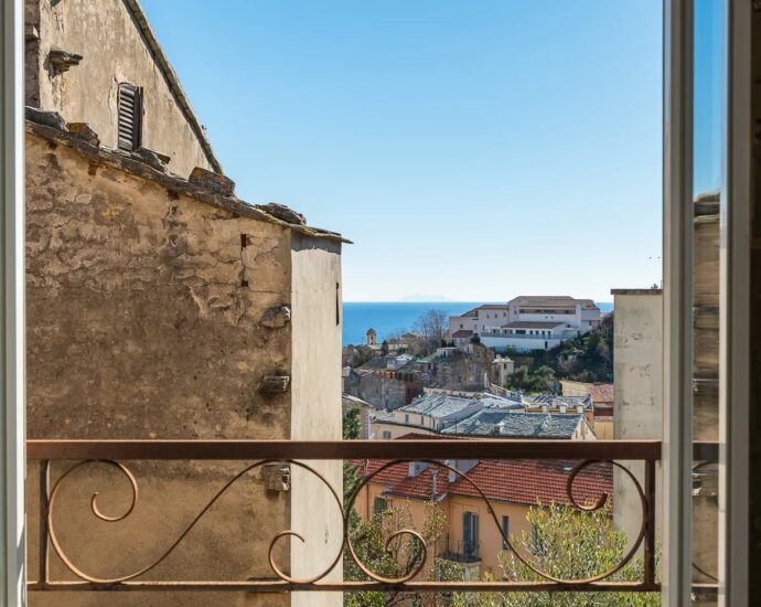 Bastia, centre-ville, maison de maître, 5 chambres, piscine, proche plage