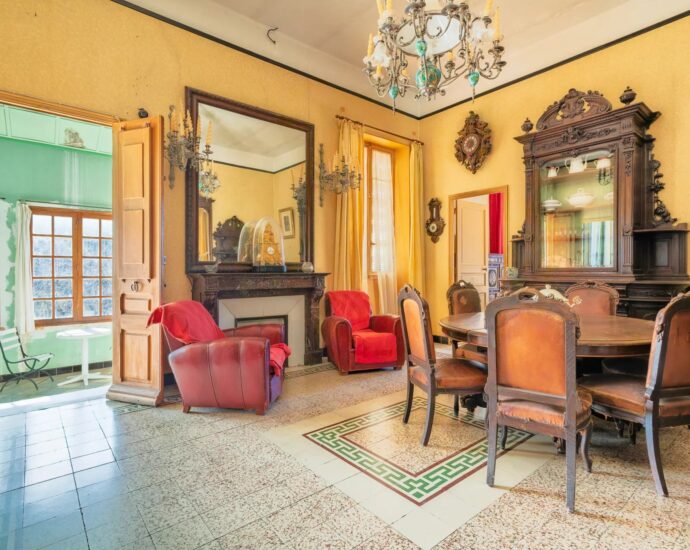 L’Île-Rousse, Town Centre, Manor House to renovate, 10 Bedrooms, Sea view, Walking distance to the beach