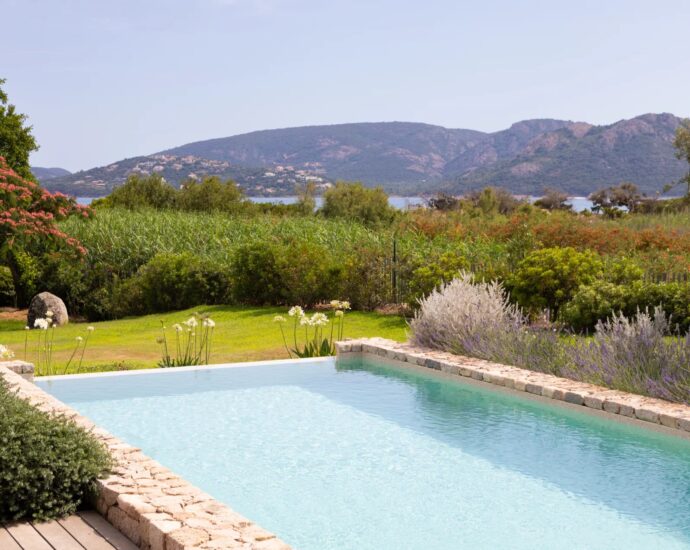 Plage de Cala Rossa, Villa 6 chambres, pied dans l&rsquo;eau, piscine, vue mer, plage à pied