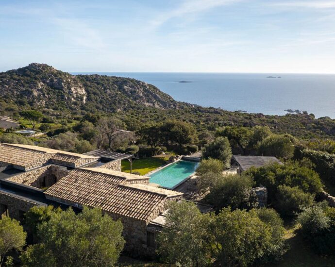 Porto-Vecchio, Palombaggia, Villa d&rsquo;architecte en pierre, vue mer panoramique, 4 chambres, piscine, proche plage