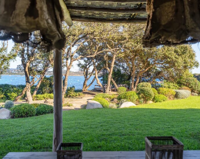 Exclusivité, Domaine de Cala Rossa, La Testa, Propriété exceptionnelle pied dans l&rsquo;eau, 2 villas, 7 chambres, piscine, plage à pied, vue mer panoramique