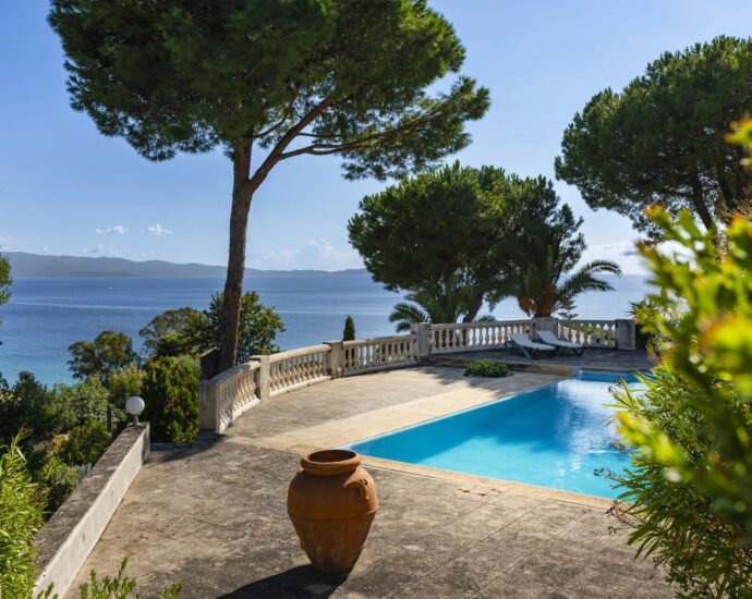 Exclusive listing, Ajaccio, 6-bedroom villa with pool, caretaker’s house, panoramic sea view, walking distance to the beach.
