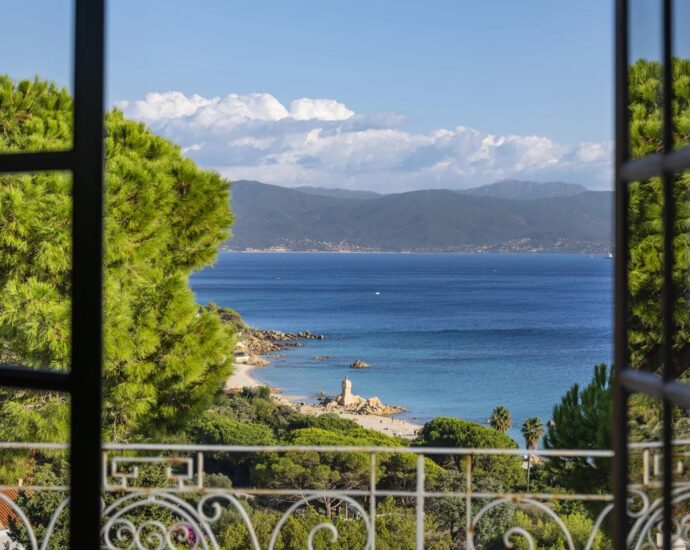 Exclusive listing, Ajaccio, 6-bedroom villa with pool, caretaker’s house, panoramic sea view, walking distance to the beach.