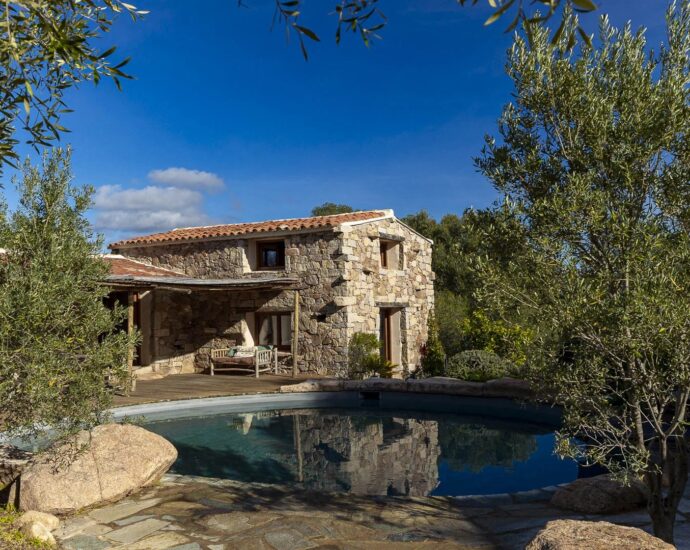 Porto-Vecchio, Palombaggia, Villa d’architecte en pierre avec dépendance, vue mer panoramique et 2 piscines, proche plages