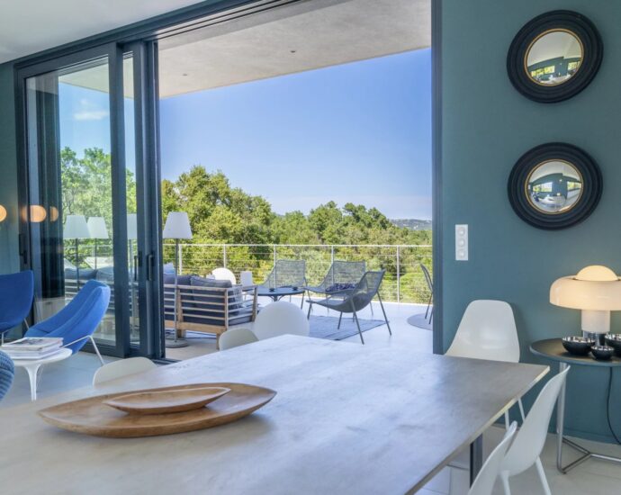 Pinarello, Contemporary 5-Bedroom Villa with Pool and Sea View, Nestled in the Heart of the Maquis