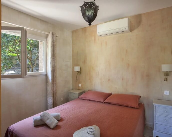 Lumio, Villa 5 chambres, vue mer et montagnes, piscine, proche des plages.