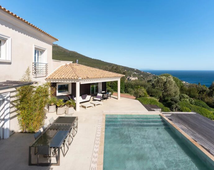 Cap Corse, Erbalunga, Villa vue mer panoramique, 10 pièces, 4 chambres, piscine chauffée, proche plage