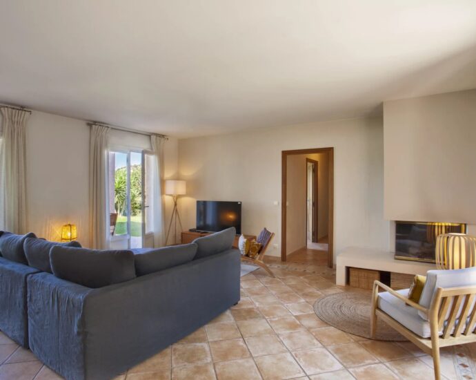 Lumio, Villa 5 chambres, vue mer et montagnes, piscine, proche des plages.