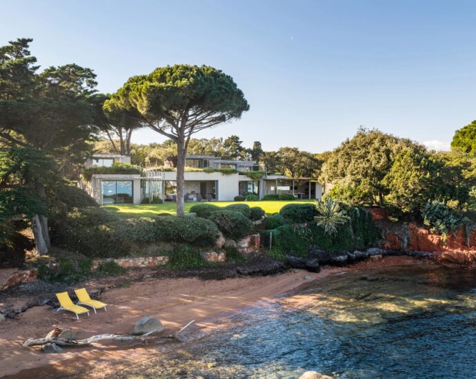 Exclusivité, Domaine de Cala Rossa, La Testa, Propriété exceptionnelle pied dans l&rsquo;eau, 2 villas, 7 chambres, piscine, plage à pied, vue mer panoramique