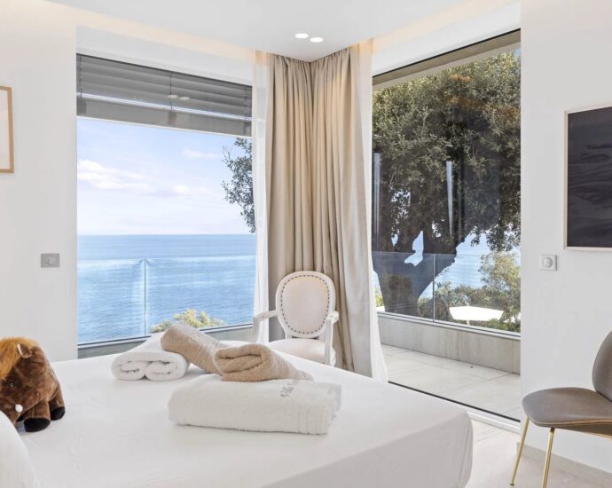 Favone, villa, panoramic sea view, 7 bedrooms, close to the beach, swimming pool, cinema room, gym, sauna, hammam, arcade room, pétanque court