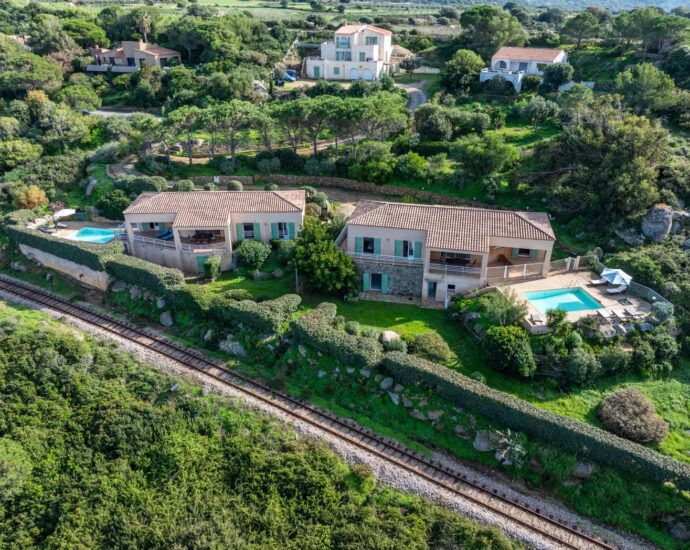 Exclusivité, Corbara, Marine de Davia, 2 villas, 7 chambres, 2 piscines, vue mer panoramique, plage à pied