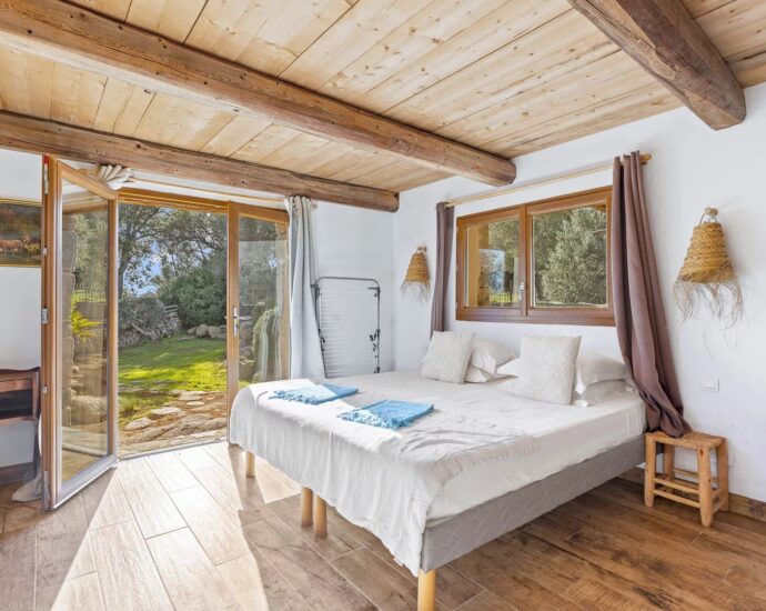 Porto-Vecchio, Palombaggia, Villa d’architecte en pierre avec dépendance, vue mer panoramique et 2 piscines, proche plages