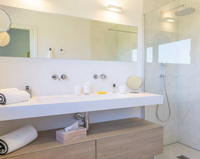 Pinarello, Contemporary 5-Bedroom Villa with Pool and Sea View, Nestled in the Heart of the Maquis