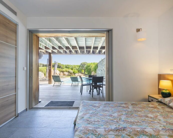 Santa Giulia – Walking distance to the beach – Villa 4 bedrooms – Sea view