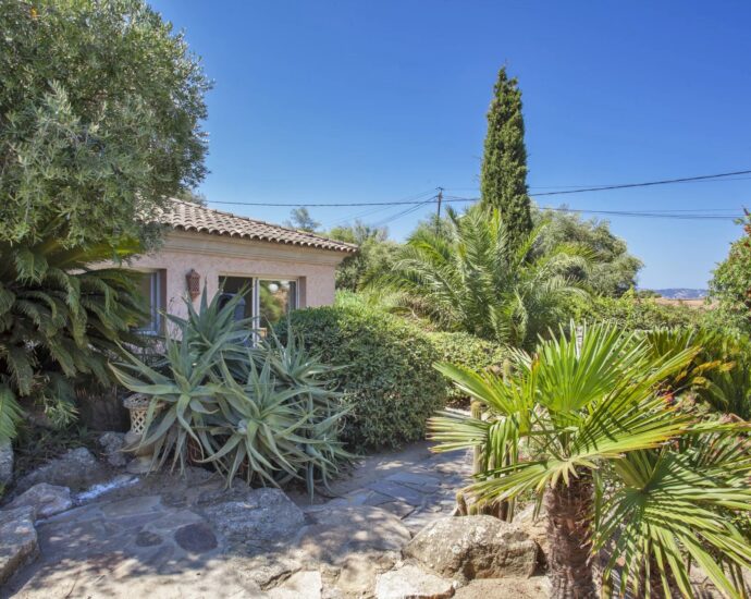 Lumio, Villa 5 chambres, vue mer et montagnes, piscine, proche des plages.