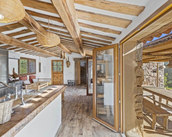 Porto-Vecchio, Palombaggia, Villa d’architecte en pierre avec dépendance, vue mer panoramique et 2 piscines, proche plages