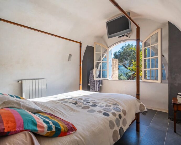 Palasca. Property. 5 Bedrooms. Pool. Panoramic Views of Countryside and Mountains