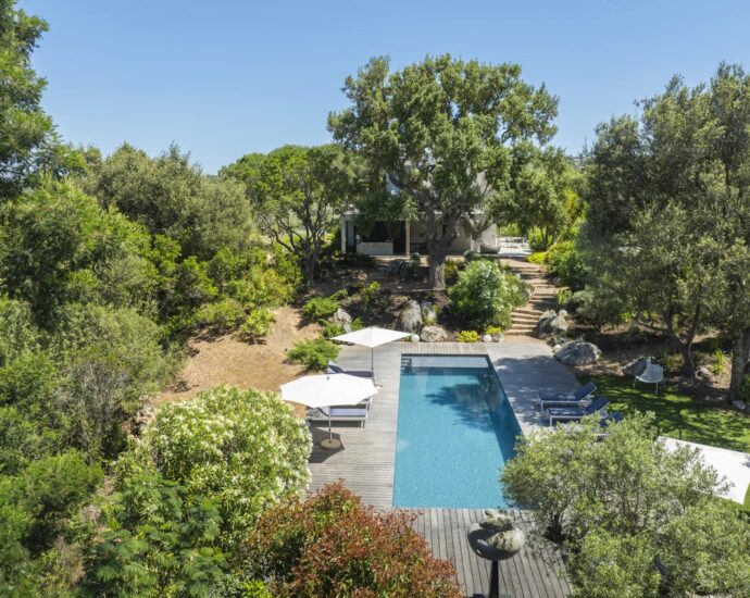 Pinarello, Contemporary 5-Bedroom Villa with Pool and Sea View, Nestled in the Heart of the Maquis