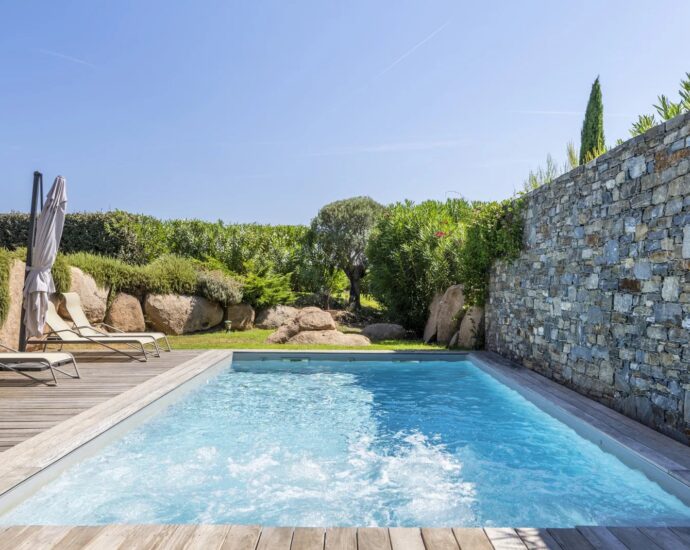 Santa Giulia – Walking distance to the beach – Villa 4 bedrooms – Sea view