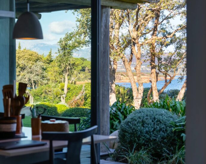 Exclusivité, Domaine de Cala Rossa, La Testa, Propriété exceptionnelle pied dans l&rsquo;eau, 2 villas, 7 chambres, piscine, plage à pied, vue mer panoramique