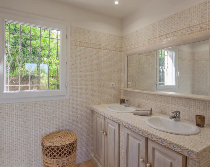 Lumio, Villa 5 chambres, vue mer et montagnes, piscine, proche des plages.