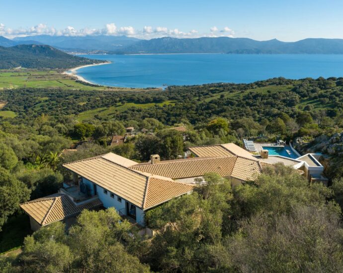 Exclusivité, Valinco, Villa d&rsquo;architecte, 7 chambres, Piscine, Vue mer panoramique, Proche plages