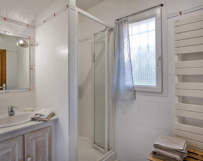 Lumio, Villa 5 chambres, vue mer et montagnes, piscine, proche des plages.