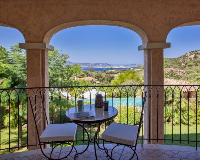 Lumio, 5-bedroom villa, sea and mountain views, swimming pool, close to beaches.