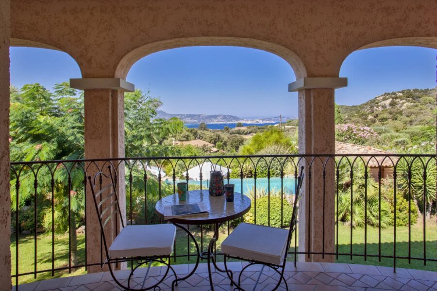 Lumio, Villa 5 chambres, vue mer et montagnes, piscine, proche des plages.