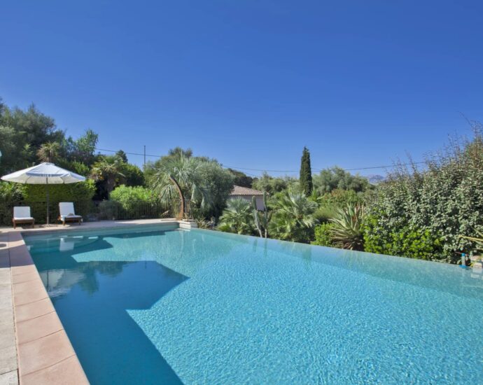 Lumio, Villa 5 chambres, vue mer et montagnes, piscine, proche des plages.