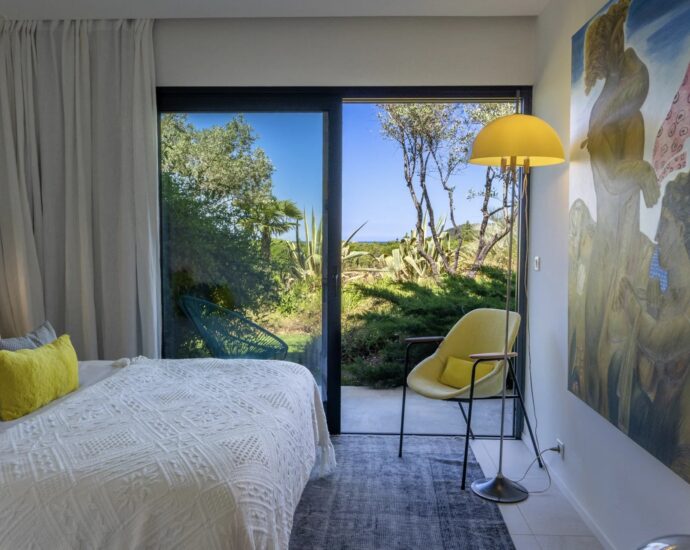 Pinarello, Contemporary 5-Bedroom Villa with Pool and Sea View, Nestled in the Heart of the Maquis