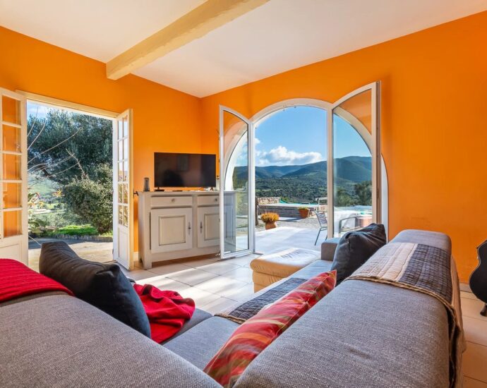 Palasca. Property. 5 Bedrooms. Pool. Panoramic Views of Countryside and Mountains