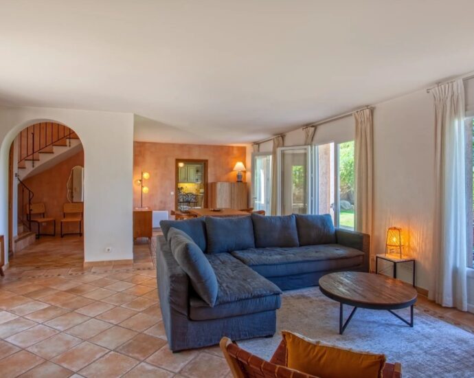 Lumio, Villa 5 chambres, vue mer et montagnes, piscine, proche des plages.