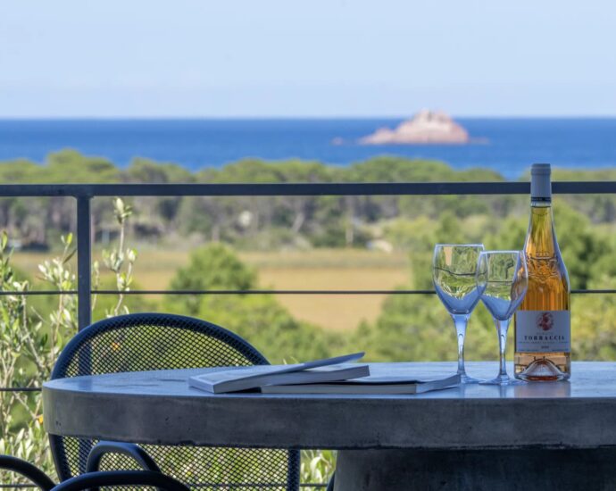 Pinarello, Contemporary 5-Bedroom Villa with Pool and Sea View, Nestled in the Heart of the Maquis