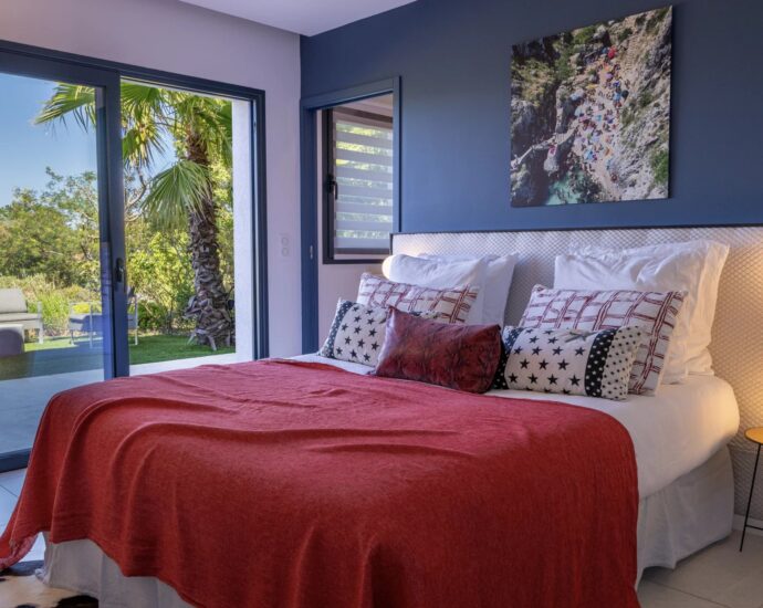 Pinarello, Contemporary 5-Bedroom Villa with Pool and Sea View, Nestled in the Heart of the Maquis