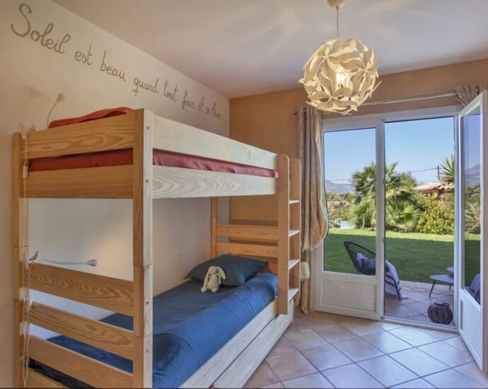 Lumio, Villa 5 chambres, vue mer et montagnes, piscine, proche des plages.