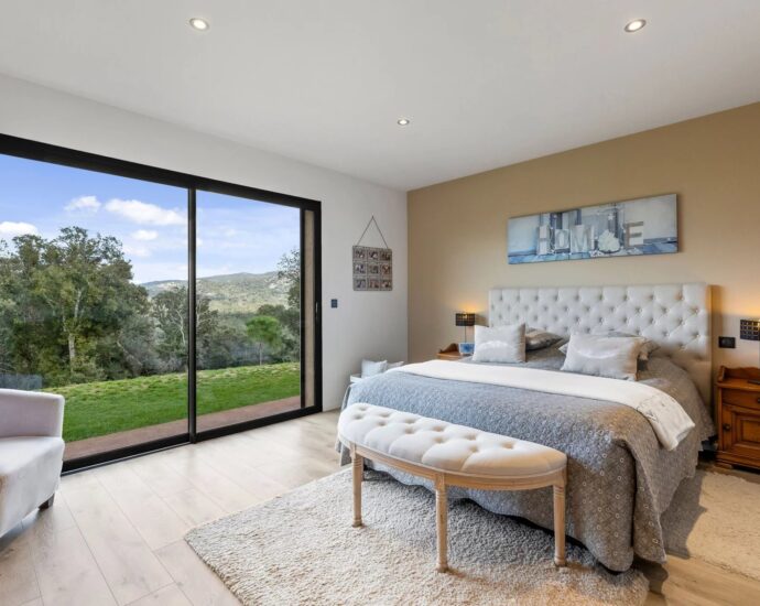 Porto-Vecchio, Contemporary villa, 4 bedrooms, swimming pool, near the beach of Santa Giulia