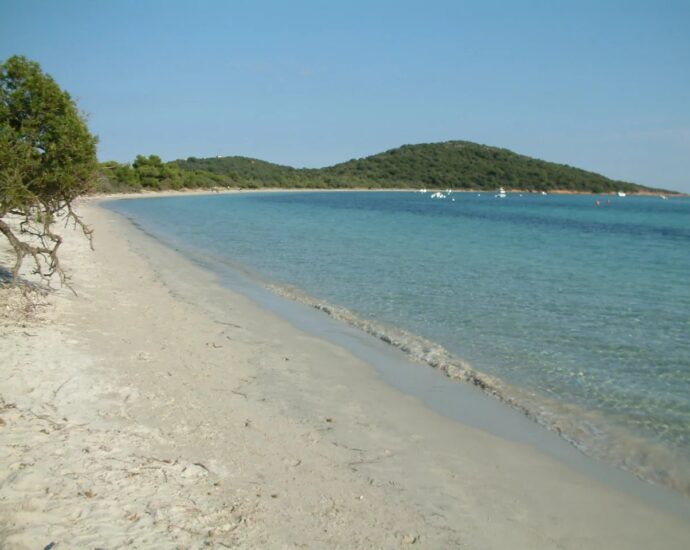 Arasu , Terrain à bâtir d&rsquo;environ 2 499 m&sup2; avec permis de construire et plage à pied