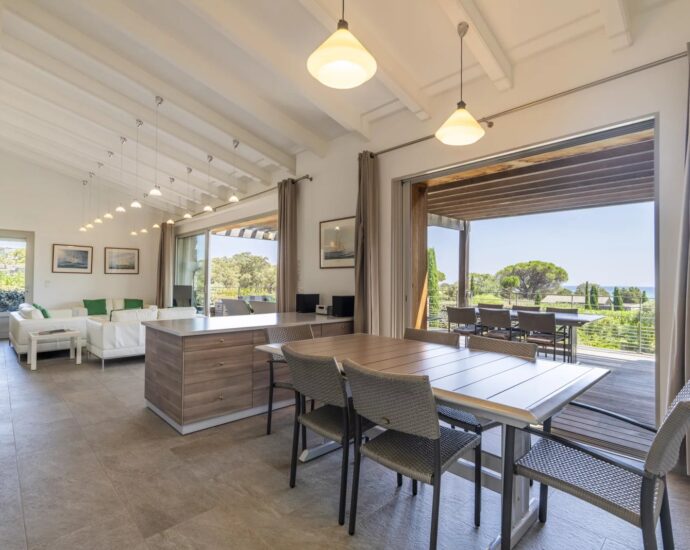 Santa Giulia – Walking distance to the beach – Villa 4 bedrooms – Sea view