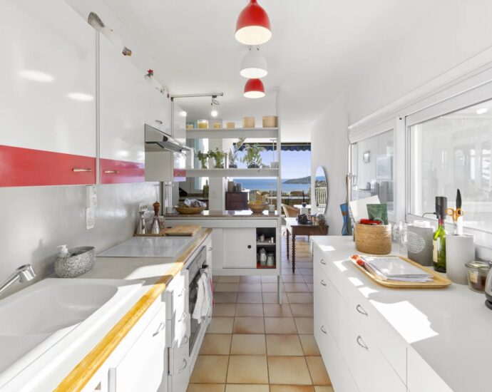 Santa Giulia, Villa, 4 bedrooms, Swimming pool, Sea view, Walking distance to the beach