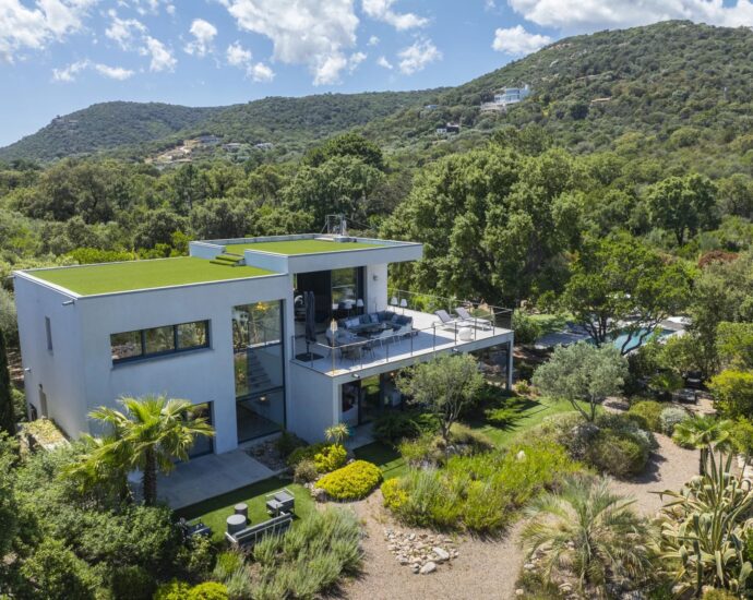 Pinarello, Contemporary 5-Bedroom Villa with Pool and Sea View, Nestled in the Heart of the Maquis