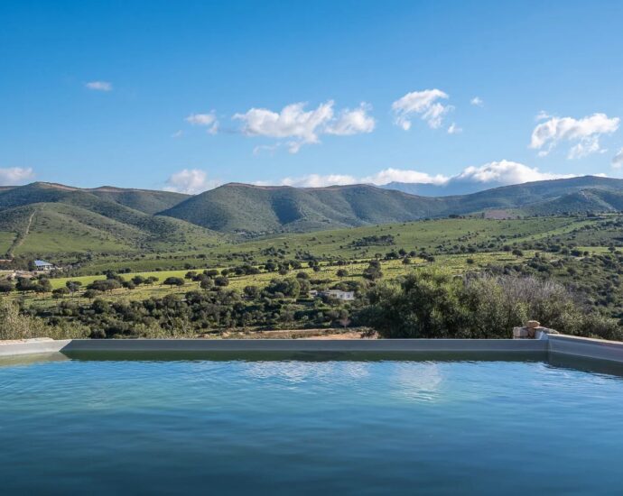 Palasca. Property. 5 Bedrooms. Pool. Panoramic Views of Countryside and Mountains